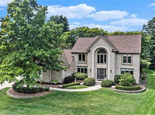 1817 Apple Ridge Ct, Rochester Hills, MI 48306