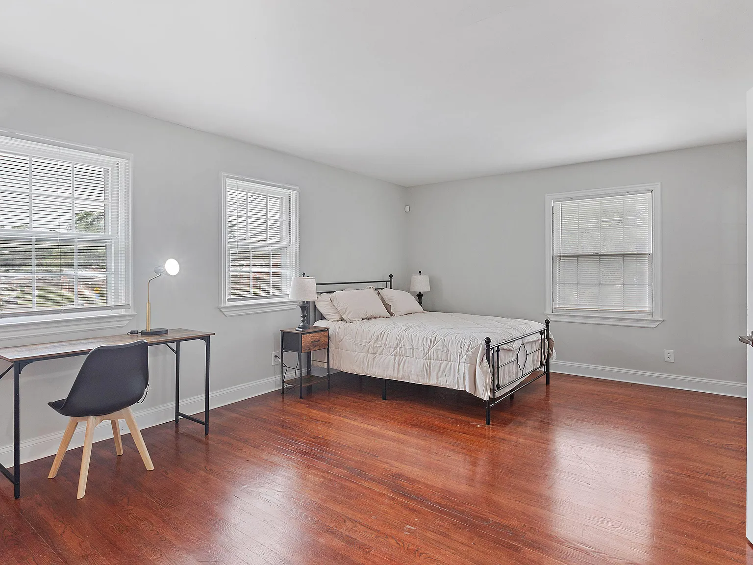 4 bed, 3.0 bath, 3136 sqft, $1,590 — Photo 2