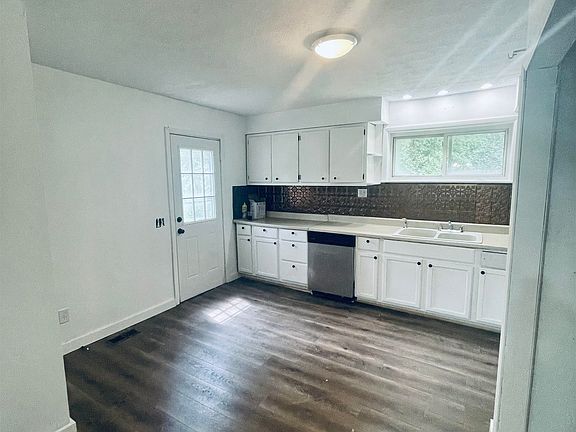 5th image of 253 Prichard St