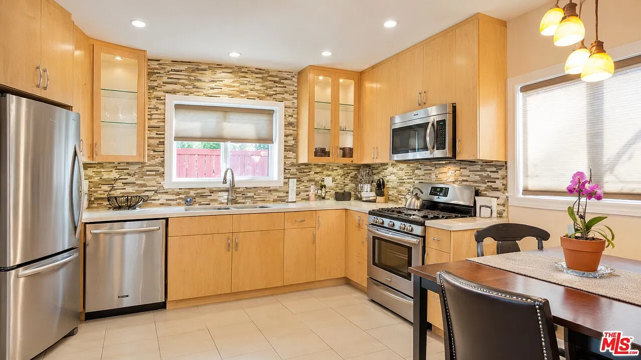 1 bed, 1.0 bath, 650 sqft, $3,200 — Photo 3