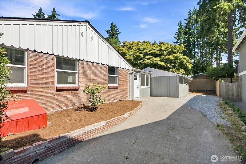 4th image of 14022 Roslyn Place N