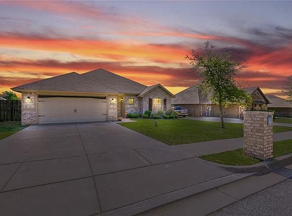 3rd image of 2001 Starwood Dr