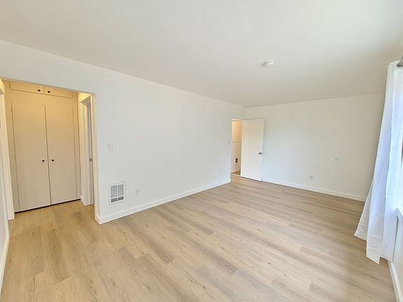 4th image of 11721-11725 E Alki Ave