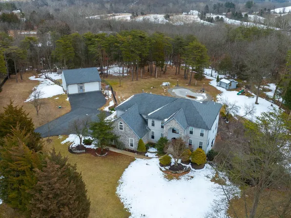 166 Swiftwater Ln, Leesport, PA 19533