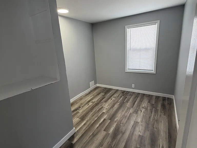1435 E 4th St — Photo 3