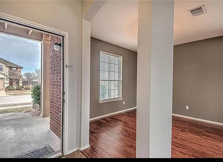 708 Constellation Dr — Photo 2