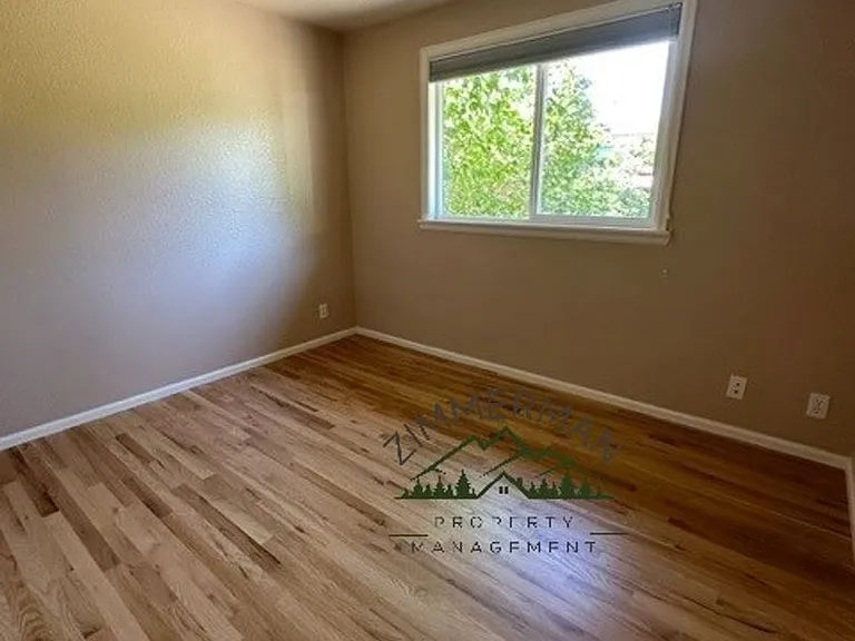 1060 Randall St — Photo 10