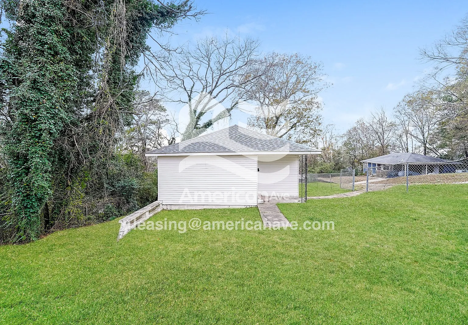 3 bed, 2.0 bath, 1247 sqft, $1,047 — Photo 2