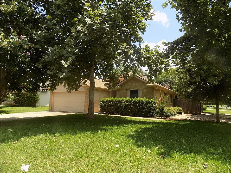 1st image of 200 Wisteria Dr