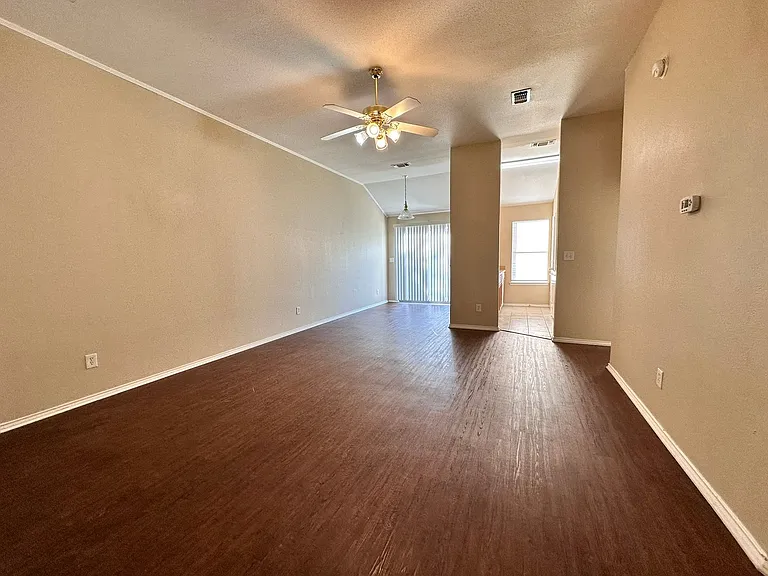 3031 Pine Valley Dr — Photo 2