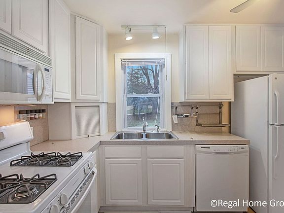 5th image of 909 Foster Ct NE