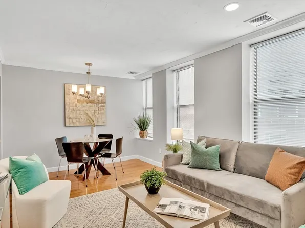5 Grove St APT 8, Boston, MA 02114