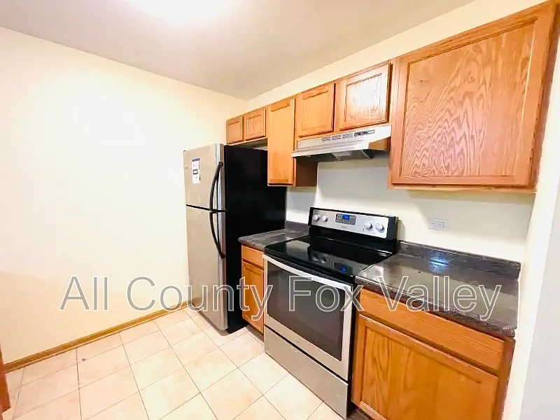 2 bed, 1.0 bath, $1,400 — Photo 3