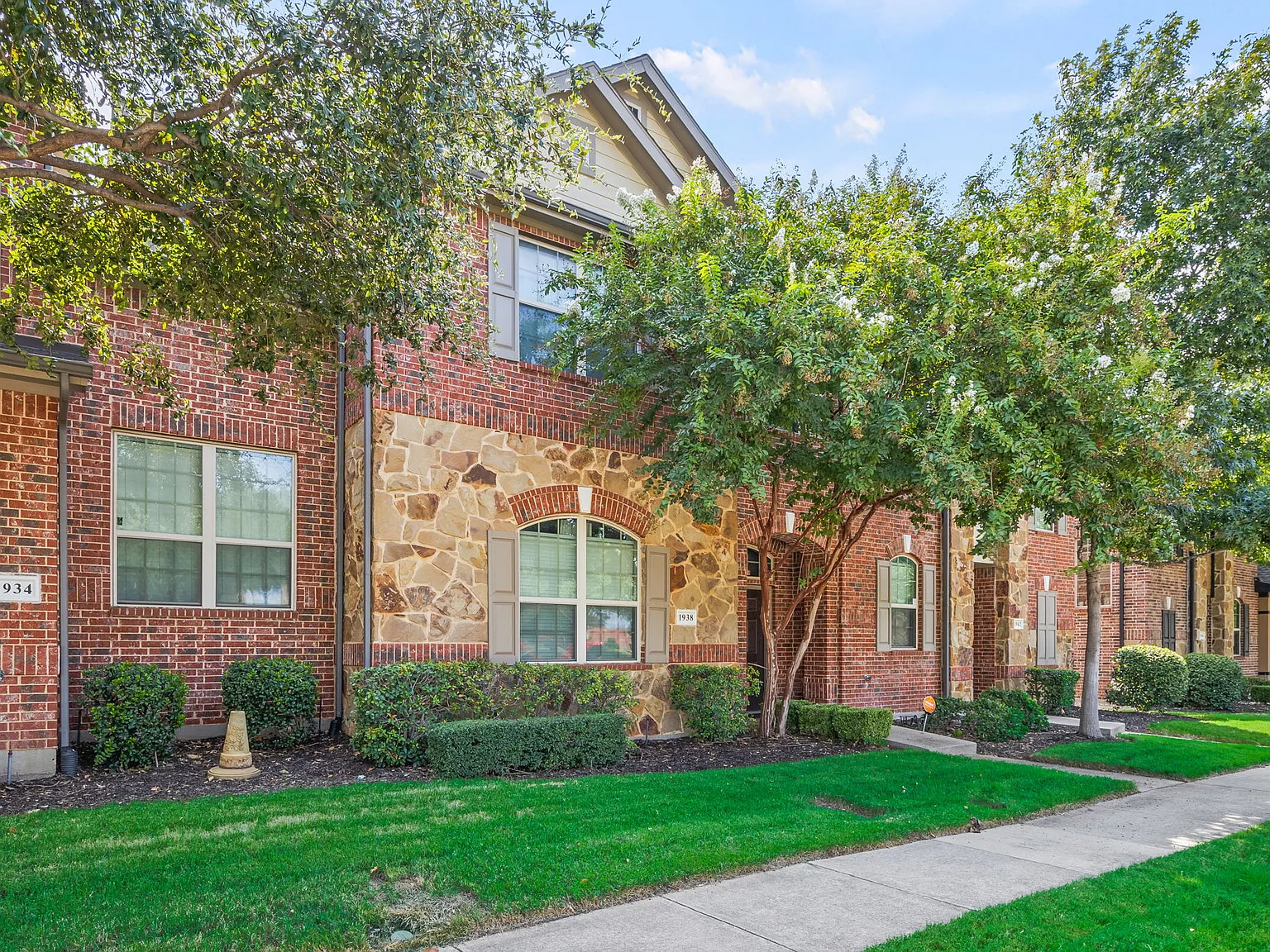 3 bed, 2065 sqft, $2,675 — Photo 2