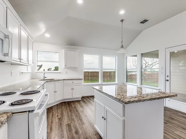 311 Charleston Dr — Photo 9