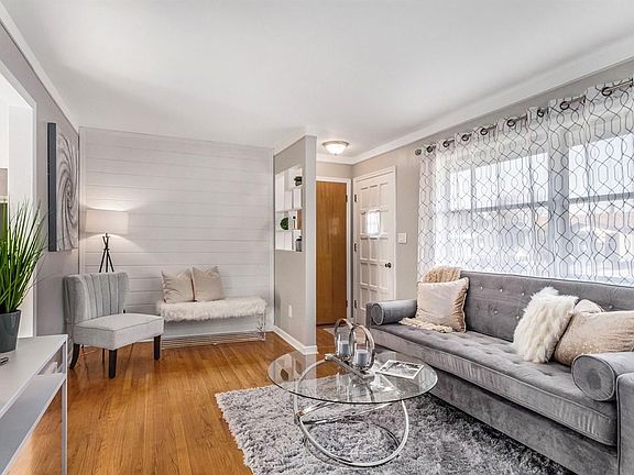 2nd image of 28659 Balmoral St