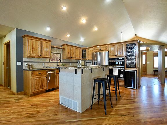 4th image of 123 Riverbend Rd