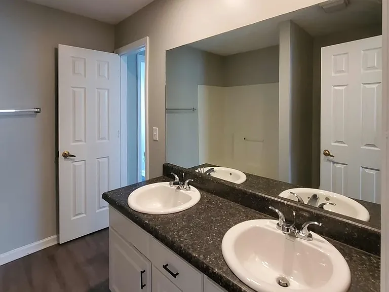 Holly Cove Apartments — Photo 33