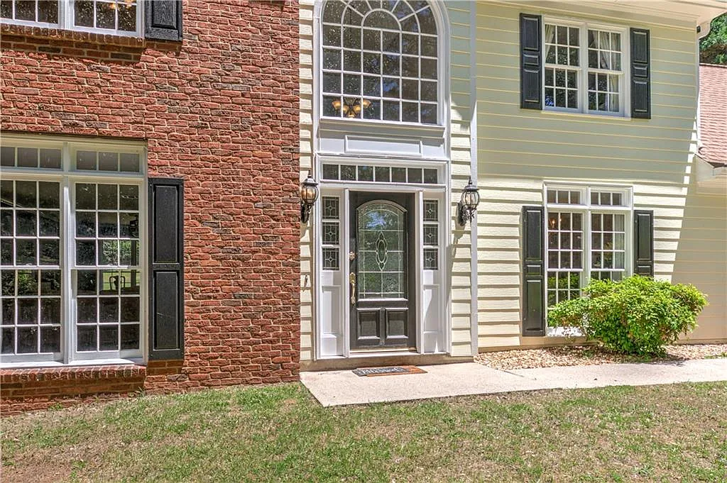 4 bed, 2.5 bath, 2410 sqft, $2,850 — Photo 3