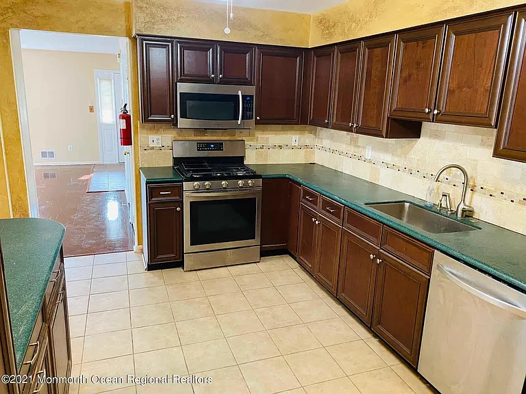 1077 Roseberry Ct — Photo 6