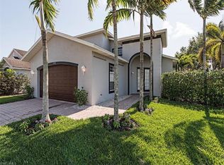 3695 Weymouth Cir, Naples, FL 34112