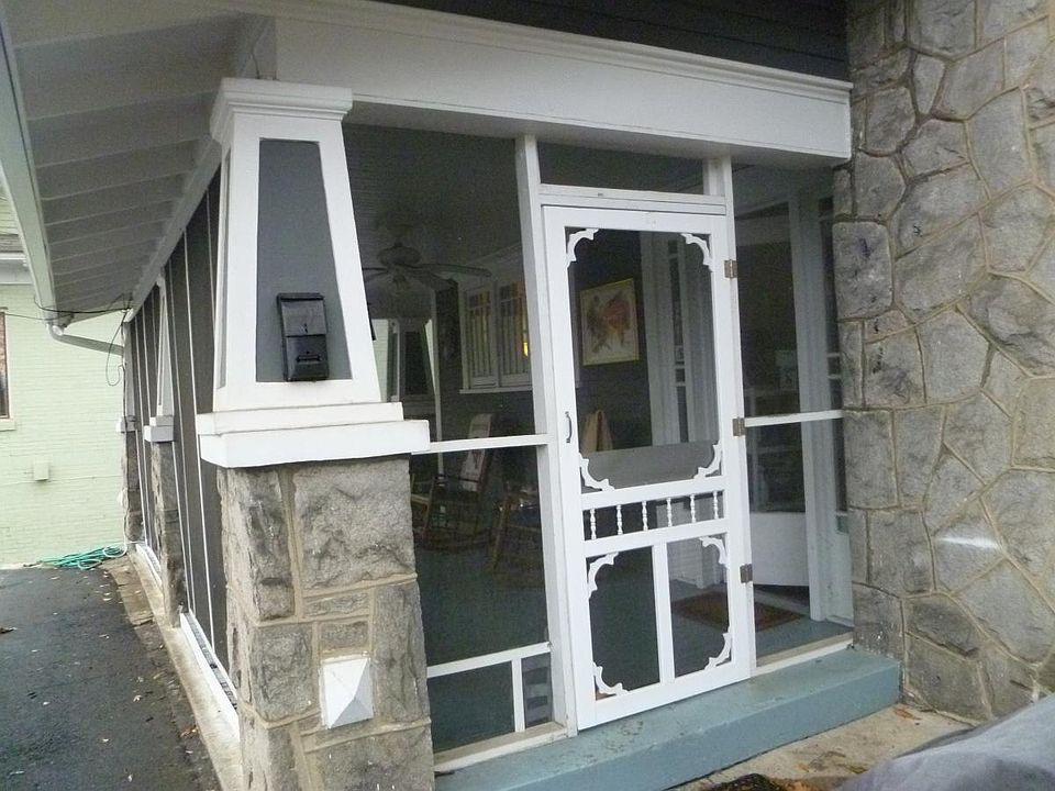 Entrance to screened-in porch