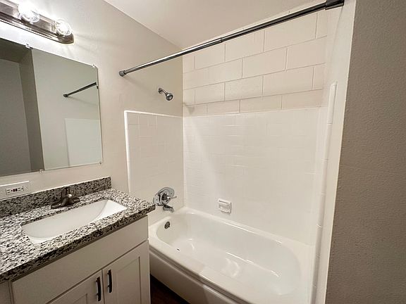 4th image of 2727 Midtown Ct APT 23