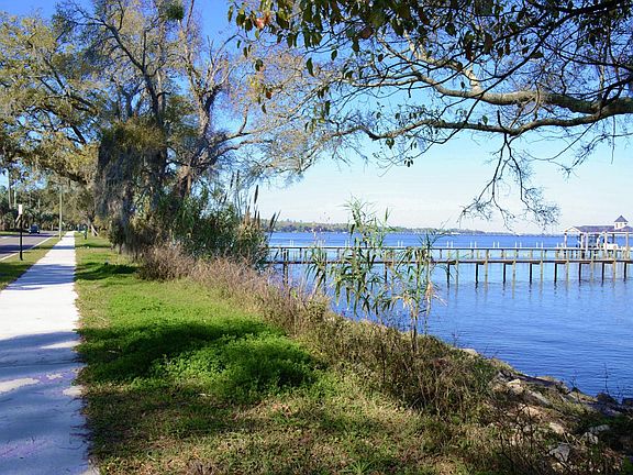 St Johns Riverwalk nearby