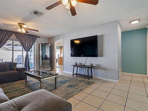 5th image of 2384A Warwick Dr