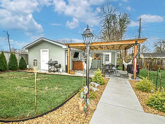 4th image of 1806 Standish Pl