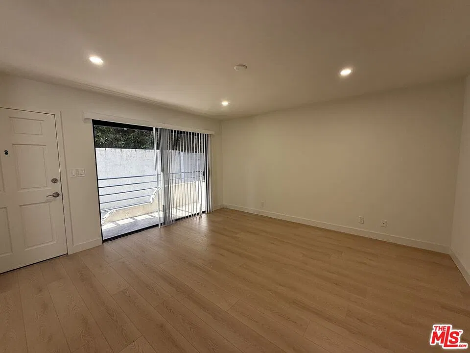 2 bed, 2.0 bath, 900 sqft, $4,495 — Photo 2