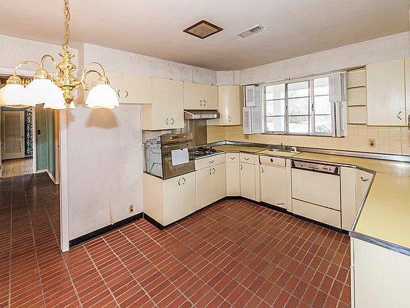 5th image of 7912 Chesterfield Dr