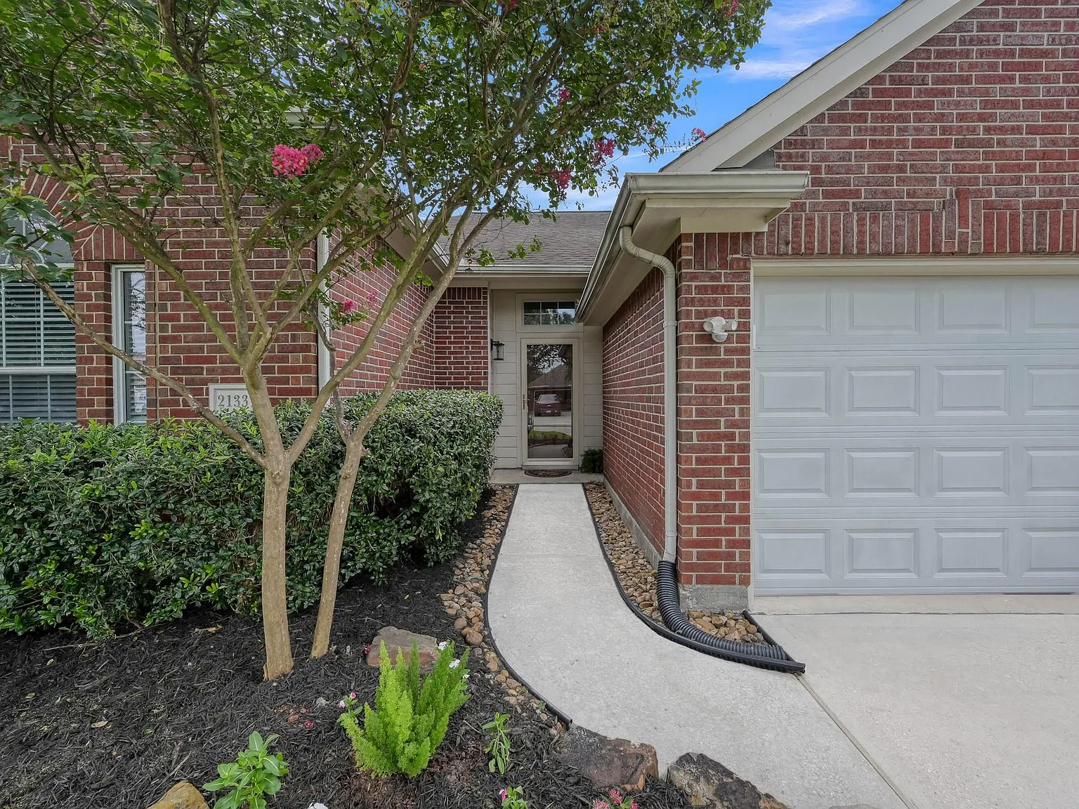 3 bed, 2.0 bath, 1698 sqft, $2,250 — Photo 2