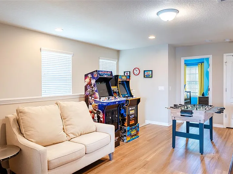 8894 Geneve Ct — Photo 14