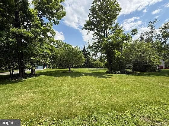 1st image of 14 Woodcrest Dr