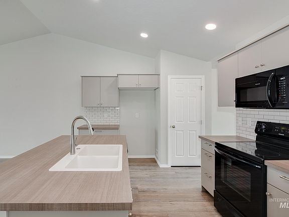 3rd image of 19371 Susquehanna Way