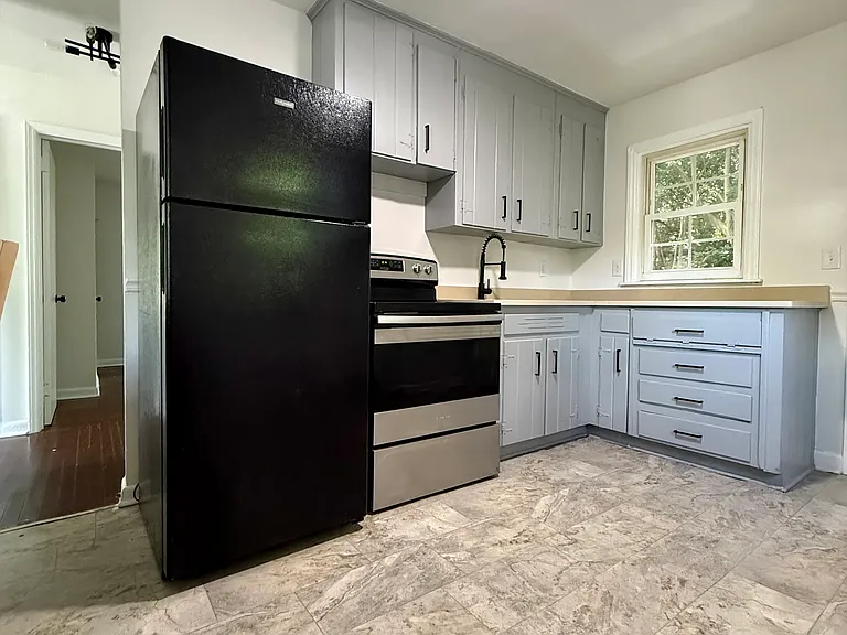 641 Miller St — Photo 2