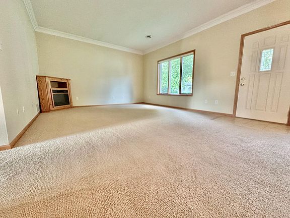 4th image of 1112 Travis Rd