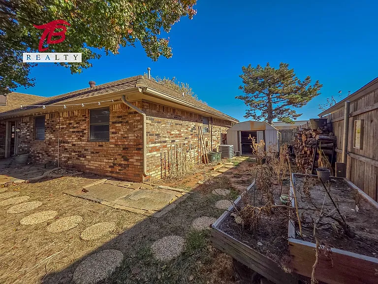 6811 Lyrewood Ln — Photo 21