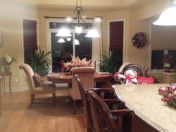 Eat-in kitchen & center isle