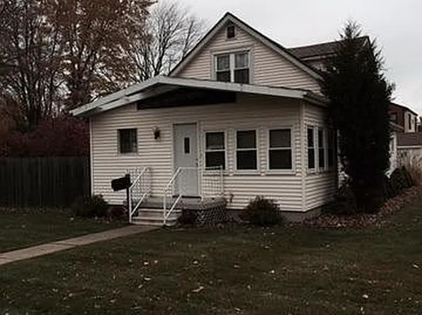 19485 Eastwood Dr, Harper Woods, MI 48225