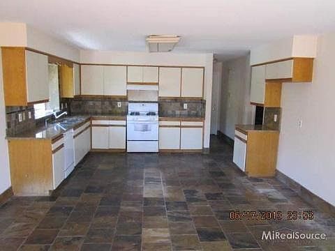 4th image of 52520 Deerwood Dr