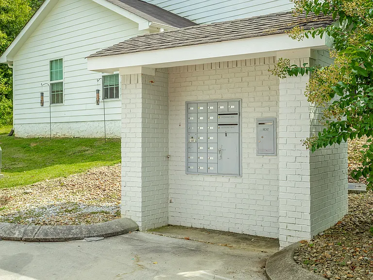 1156 Maple Tree Ln — Photo 2