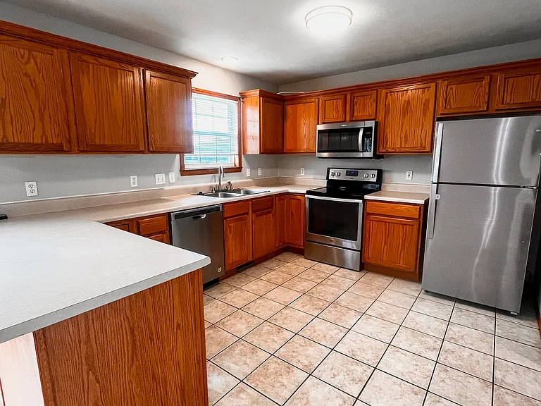 765 Stanford Ct — Photo 3