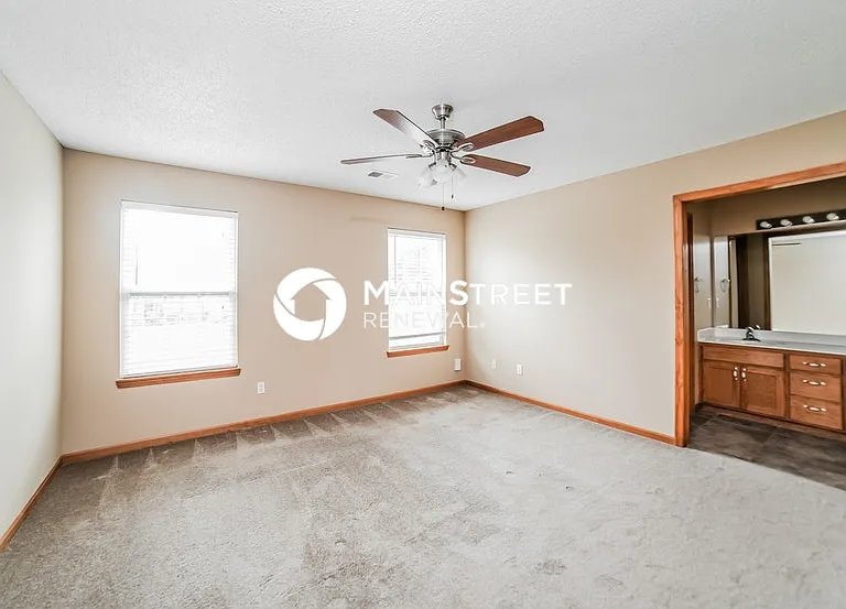 715 Country Ln — Photo 12