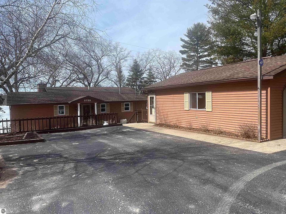 1st image of 9739 W Oak Dr