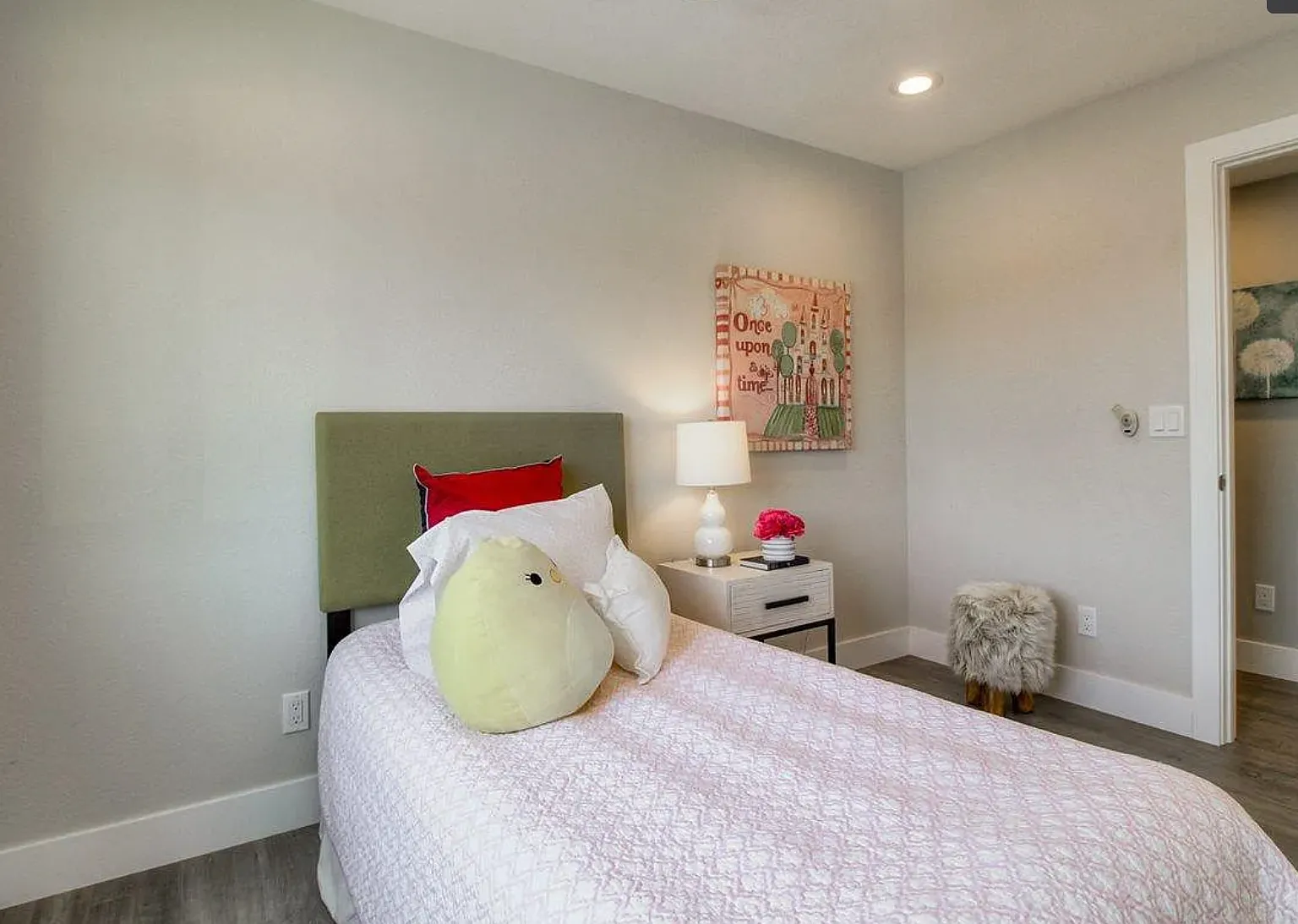 3 bed, 939 sqft, $3,700 — Photo 3