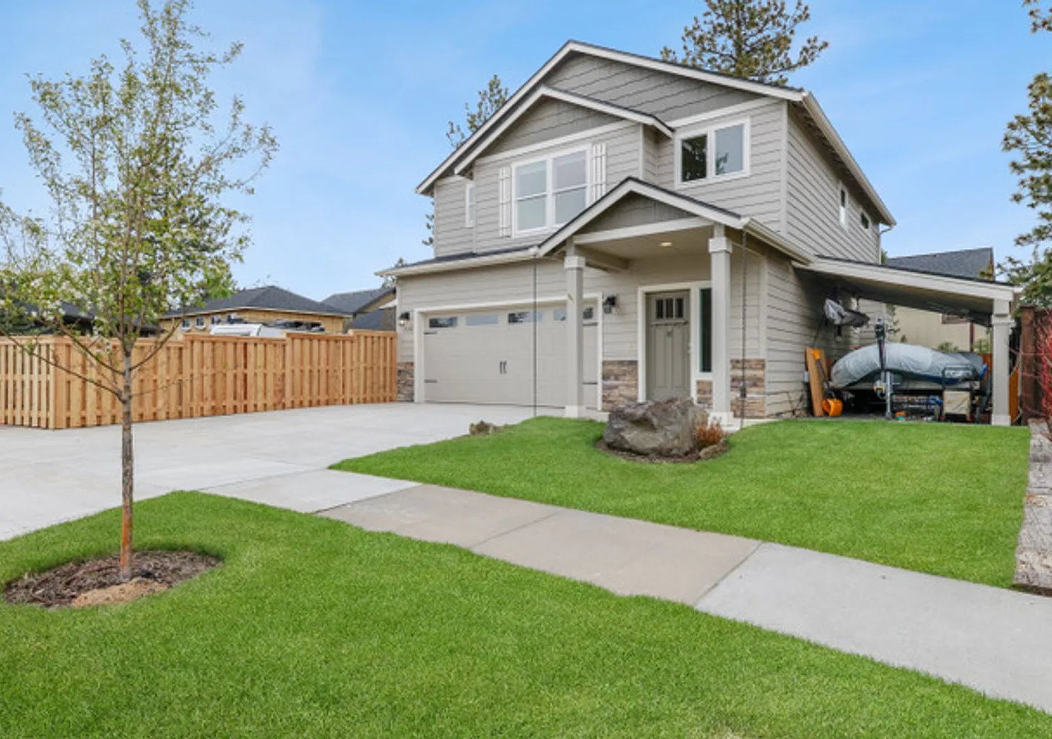 Beautiful home in SW Bend! Large fenced in yard, newer build. A/C! — Photo 1