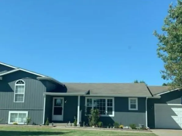 137 S 190th St, Girard, KS 66743