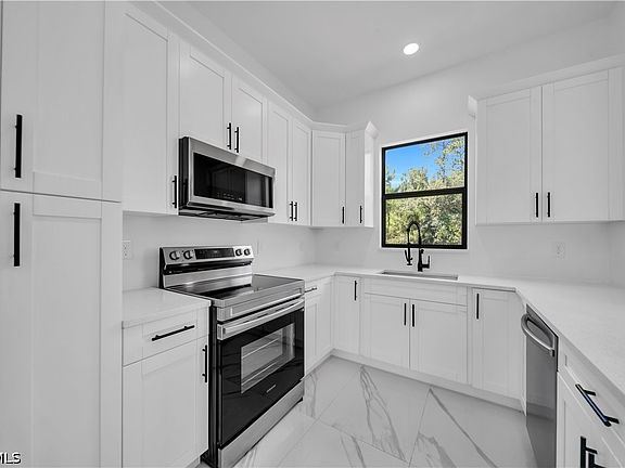 5th image of 505 E 9th St